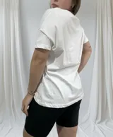 Remera blanca de algodón con estampado de una mujer comiendo sandía y texto 'Summer'.