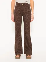 Pantalón Oxford de tiro alto confeccionado en gabardina elastizada con estampado animal print.