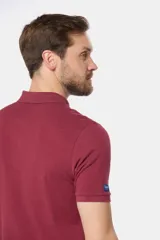 Remera polo de piqué lisa color rojo, con cuello en rib y botones personalizados.