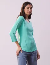 Remera de algodón color verde agua, con escote redondo y mangas 3/4.