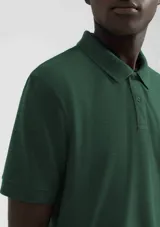 Polo de piqué de algodón color rosa, de manga corta y corte clásico.