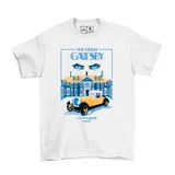 Remera blanca de algodón con un estampado gráfico inspirado en la novela "El Gran Gatsby" de F. Scott Fitzgerald. El diseño presenta una mansión azul, un auto amarillo clásico y unos ojos con anteojos en la parte superior.