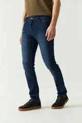 Jean clásico de hombre, de calce regular, con logo bordado, grifa de cuero y pasa cintos.