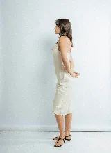 Vestido midi color champagne de satén con escote cowl y tirantes finos.