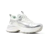 Championes urbanos Korium Keisi, con capellada de cuero sintético plateado y detalles en blanco. Presentan cordones blancos, cuello acolchado y suela chunky.