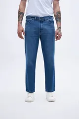 Pantalón de jean azul de corte recto.