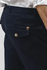 Bermuda color marrón claro, de corte recto y largo a la rodilla.