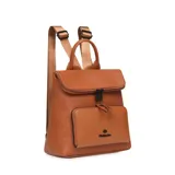 Mochila negra de cuero sintético con cierre superior y bolsillo frontal con logo de la marca. Tiene asa de mano y correas ajustables para los hombros.