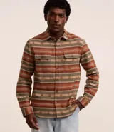 Camisa de hombre de manga larga con cuello inglés y cierre abotonado. Presenta bolsillos delanteros y un estampado étnico con jacquard.