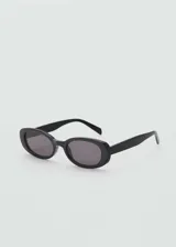 Lentes de sol ovalados color negro, con protección UV total y filtro de categoría 3.