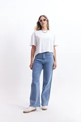 Pantalón de jean azul oscuro, de tiro alto y corte wide leg.