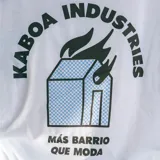 Remera blanca de corte recto con cuello redondo y logo de la marca estampado en el pecho.