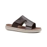 Sandalia casual de cuero color marrón con ajuste de velcro.