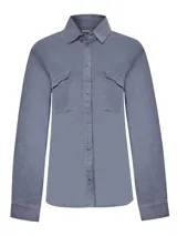 Camisa azul de cotelé de algodón orgánico, con calce holgado, cuello camisero, cierre de botones a presión, mangas largas y dos bolsillos de parche con solapa en el pecho.