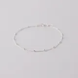 Pulsera de plata 925 con cadena de eslabones y pequeñas bolitas plateadas distribuidas a lo largo de la cadena.