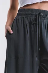 Pantalón palazzo verde oscuro, de tencel, con cintura elastizada y cordón ajustable.