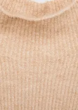 Sweater beige con cuello alto y rayas horizontales negras con hilo dorado.