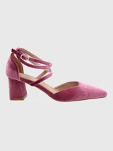 Zapato de tacón color beige, con punta fina y tiras cruzadas en el empeine y tobillo.