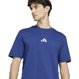 Remera azul de hombre, marca Adidas, con logo pequeño estampado en el pecho.
