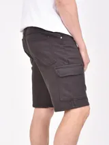 Bermuda cargo color negro con bolsillos laterales y cintura con cordón ajustable.