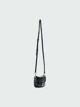 Bandolera negra de cuero con textura de cocodrilo, correa de cadena plateada y cierre con logo plateado.