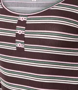 Conjunto de pijama femenino de dos piezas, compuesto por una blusa de manga larga con escote redondo y tres botones decorativos, y un pantalón largo con cintura elástica y puños ajustados. El tejido es rib con estampado de rayas horizontales en tonos oscuros y claros.