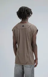 Sudadera sin mangas (tipo chaleco) de tejido liviano acanalado, color marrón chocolate, con calce amplio y recortes superpuestos que generan textura.