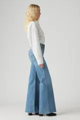 Pantalón de jean celeste de corte acampanado, tiro alto y cinco bolsillos.