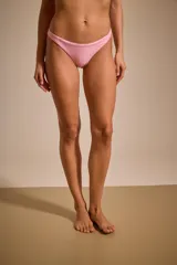 Bombacha vedetina color marfil con textura ondulada.