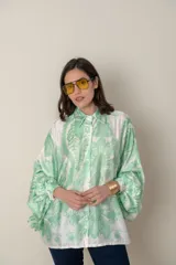 Camisa italiana de satén de seda estampada en blanco y negro, con cuello camisero y mangas murciélago.