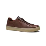 Zapato casual de cuero color marrón con cordones y suela beige.