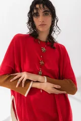 Sweater rojo de algodón con mangas largas color marrón acanalado y cuello redondo.