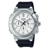 Reloj Casio plateado con correa de resina negra, resistente al agua hasta 50 metros, con indicador de 24 horas y cronógrafo.