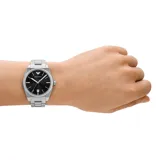 Reloj Emporio Armani con caja de acero inoxidable plateado de 41 mm y esfera negra con acabado sunray. Tiene manecillas e índices plateados, ventana de fecha a las 3 en punto y correa de acero inoxidable plateada con cierre desplegable. Resistente al agua hasta 50 metros.