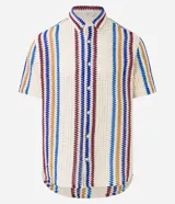 Camisa de manga corta con cuello alto y abotonada, confeccionada en ganchillo rústico con textura.