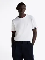 Remera blanca de algodón con cuello redondo y mangas cortas con puños de punto canalé con rayas Global Stripe en rojo, blanco y azul.