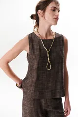 Musculosa celeste de lino con cuello redondo y corte recto.