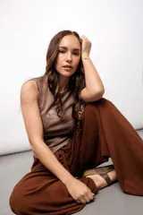 Pantalón ancho negro con elástico ajustable.