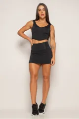 Pollera corta deportiva negra, confeccionada en tejido de poliamida con elastano. Incluye short interno con bolsillo y protección UV50+.