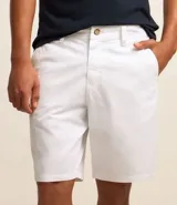 Bermuda masculina de sarga color rosado, con corte recto y bolsillos laterales.