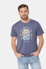 Remera blanca de manga corta con cuello redondo y un estampado gráfico frontal que simula un paisaje costero con un sol naciente o poniente, rodeado por texto circular que dice "SURF - LIFE UNDER THE SUN - CLUB".