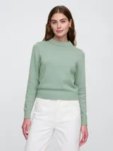 Sweater color verde agua, de tejido de punto, con cuello alto y mangas largas.