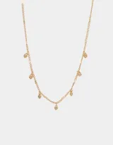 Collar corto dorado con cadena de eslabones y dijes colgantes en forma de corazón con incrustaciones de cristal.