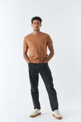 Pantalón de jean negro de corte slim cropped, con bolsillos y presillas para cinturón.