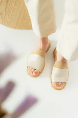 Sandalias de cuero negras con diseño de tiras cruzadas y detalle de elástico en el talón.