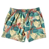 Short de baño para hombre con estampado de hojas en tonos celeste, verde, beige y coral. Tiene elástico en la cintura, tres bolsillos (dos laterales y uno trasero), tela con 10% spandex de secado rápido con doble costura de seguridad e interior con mesh hipoalergénico.