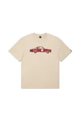 Remera color crema con estampado de un auto de carrera color rojo.