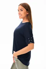 Remera azul marino de viscosa con escote redondo y mangas cortas con detalle de botones plateados.
