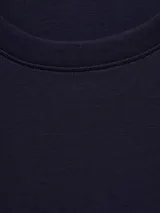 Remera azul marino de corte recto y mangas cortas con dobladillo.