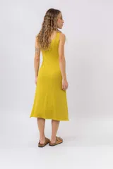 Vestido midi verde oliva de tejido acanalado, con escote en V y silueta al cuerpo con caída fluida.